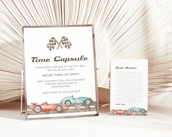 Könnte beinhalten: Eine weiße Karte mit dem Text "Time Capsule" und Anweisungen, eine Nachricht für ein Kind zu schreiben, die gelesen werden soll, wenn es 18 Jahre alt wird. Die Karte zeigt eine Aquarell-Illustration von zwei karierten Rennflaggen und drei Spielzeug-Rennwagen. Eine zweite Karte mit dem Text "Lieber Archie" und Zeilen zum Schreiben ist ebenfalls zu sehen.