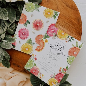 K&ouml;nnte beinhalten: Eine wei&szlig;e Einladung mit einem Zitrusfr&uuml;chte-Thema. Die Einladung lautet "Main Squeeze" und ist f&uuml;r eine Bridal Shower f&uuml;r Haley Jones am 18. September um 15:4 Uhr. Die Einladung enth&auml;lt die Adresse und RSVP-Informationen. Die Einladung ist mit Aquarell-Illustrationen von Zitronen, Limetten und Grapefruits verziert.