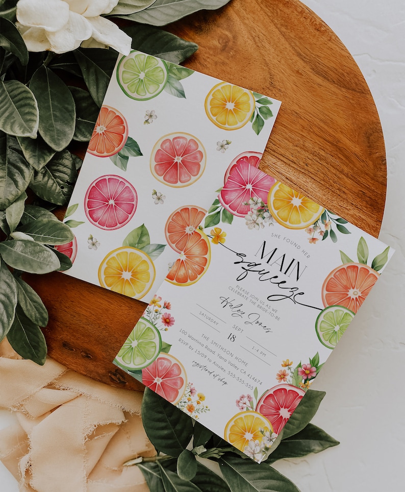 K&ouml;nnte beinhalten: Eine wei&szlig;e Einladung mit einem Zitrusfr&uuml;chte-Thema. Die Einladung lautet "Main Squeeze" und ist f&uuml;r eine Bridal Shower f&uuml;r Haley Jones am 18. September um 15:4 Uhr. Die Einladung enth&auml;lt die Adresse und RSVP-Informationen. Die Einladung ist mit Aquarell-Illustrationen von Zitronen, Limetten und Grapefruits verziert.