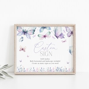 Puede incluir: Un cartel imprimible de 20,3 x 25,4 cm con un dise&ntilde;o de acuarela de mariposas y flores moradas y azules. El texto en el cartel dice "Custom Sign" e incluye informaci&oacute;n sobre el tama&ntilde;o y la disponibilidad de versiones tanto horizontales como verticales.