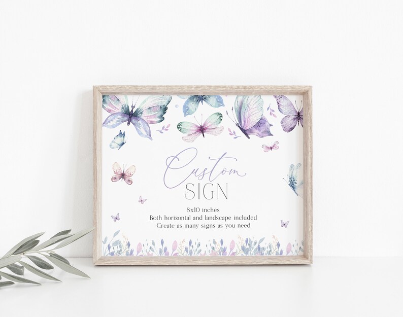 Puede incluir: Un cartel imprimible de 20,3 x 25,4 cm con un dise&ntilde;o de acuarela de mariposas y flores moradas y azules. El texto en el cartel dice "Custom Sign" e incluye informaci&oacute;n sobre el tama&ntilde;o y la disponibilidad de versiones tanto horizontales como verticales.