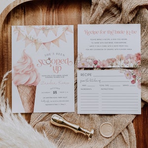 Puede incluir: Una invitaci&oacute;n de despedida de soltera rosa y blanca con una ilustraci&oacute;n de acuarela de un cono de helado y el texto "She's Been Scooped Up". La invitaci&oacute;n incluye el nombre de la novia, la fecha, la hora y el lugar. Tambi&eacute;n se incluye una tarjeta de receta con detalles florales.