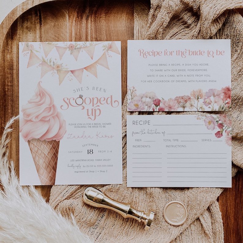 Puede incluir: Una invitaci&oacute;n de despedida de soltera rosa y blanca con una ilustraci&oacute;n de acuarela de un cono de helado y el texto "She's Been Scooped Up". La invitaci&oacute;n incluye el nombre de la novia, la fecha, la hora y el lugar. Tambi&eacute;n se incluye una tarjeta de receta con detalles florales.