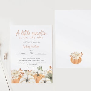 Pode incluir: Convite para ch&aacute; de beb&eacute; com o texto "A little pumpkin is on the way". O convite apresenta um design em aquarela de ab&oacute;boras e flores. A data &eacute; 18 de junho de 2021, &agrave;s 14h00.