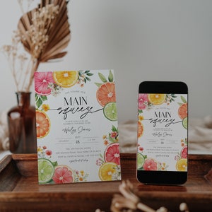 K&ouml;nnte beinhalten: Eine digitale und gedruckte Einladung zu einer Bridal Shower mit einem Zitrus-Thema. Die Einladung zeigt eine Aquarell-Illustration von Zitronen, Limetten und Grapefruits mit wei&szlig;en Bl&uuml;ten. Der Text auf der Einladung lautet "She Found Her Main Squeeze" und enth&auml;lt den Namen der Braut, das Datum, die Uhrzeit und den Ort der Veranstaltung.