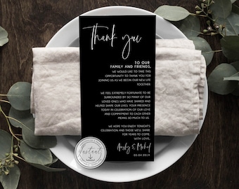 Könnte beinhalten: Eine schwarz-weiße Dankeskarte zur Hochzeit mit schlichtem Design. Der Text lautet "Danke" in einer Schreibschrift und enthält eine Dankesbotschaft an Familie und Freunde für ihre Teilnahme an der Hochzeit. Die Karte enthält auch die Namen des Paares und das Hochzeitsdatum.