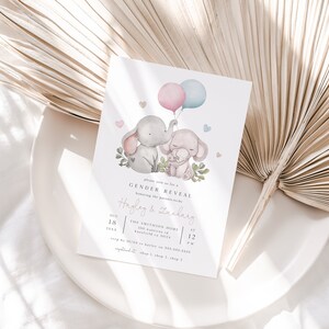 Peut inclure: Une invitation &agrave; une f&ecirc;te de r&eacute;v&eacute;lation de sexe avec une illustration aquarelle de deux &eacute;l&eacute;phants tenant des ballons roses et bleus. Le texte indique "Veuillez nous rejoindre pour une r&eacute;v&eacute;lation de sexe en l'honneur des futurs parents Hagley & Zachary. Le 18 ao&ucirc;t 2024 &agrave; 12h00. The Smithson Home, 100 Winter Rd, Knestinid CA 30124. Veuillez confirmer votre pr&eacute;sence avant le 01/04 aupr&egrave;s de Bayley au 555-555-8545. Boutique 1, Boutique 2, Boutique 3."