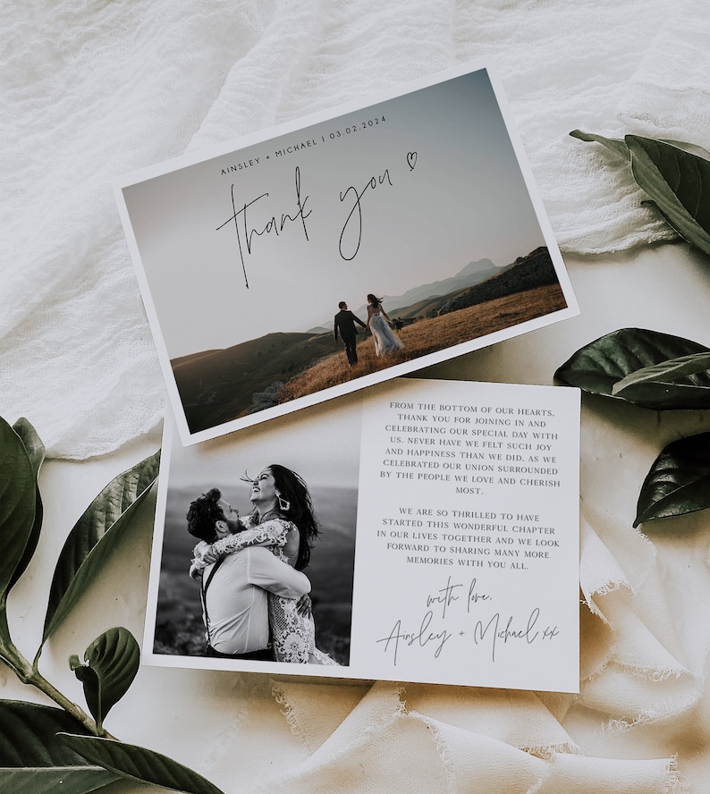 Pu&ograve; includere: Un biglietto di ringraziamento per un matrimonio con una foto in bianco e nero di una coppia che si abbraccia. La carta contiene un messaggio scritto a mano che dice "Grazie" con un simbolo di cuore e "Dal profondo dei nostri cuori. Grazie per aver partecipato e celebrato il nostro giorno speciale con noi. Non abbiamo mai provato tanta gioia e felicit&agrave; come in quel giorno. Mentre celebravamo la nostra unione circondati dalle persone che amiamo e che apprezziamo di pi&ugrave;. Siamo cos&igrave; emozionati di aver iniziato questo meraviglioso capitolo nelle nostre vite insieme e non vediamo l'ora di condividere molti altri ricordi con voi tutti. Con amore, Ainsley + Michael"