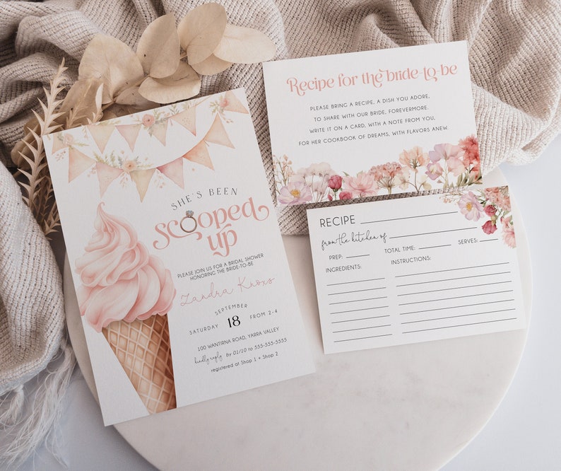 Puede incluir: Una invitaci&oacute;n de despedida de soltera rosa y blanca con una bola de helado en un cono de waffle. La invitaci&oacute;n dice "She's Been Scooped Up" e incluye el nombre de la novia, la fecha y la hora del evento. La invitaci&oacute;n tambi&eacute;n incluye una tarjeta de receta con un dise&ntilde;o floral.