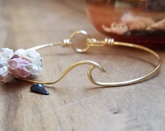 Pulsera de ondas sencillas, brazalete minimalista de ondas, pulsera de alambre oceánico, pulsera de alambre de calibre 16, pulsera de playa, pulsera de ondas, alambre dorado