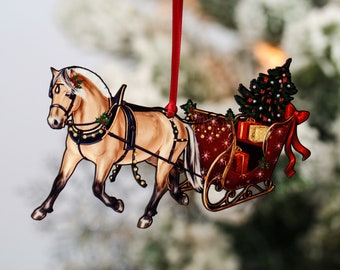 Può includere: Un ornamento natalizio dorato e rosso con un cavallo che tira una slitta piena di regali e un piccolo albero di Natale. Il cavallo è marrone con criniera e coda bianche. La slitta è decorata con accenti rossi e dorati.