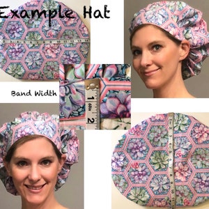 Op de afbeelding: Een roze en blauwe scrub-muts met een elastisch band van 5 cm breed. De muts heeft een zeshoekig patroon met roze, blauwe en groene vetplanten.
