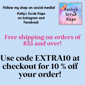 Op de afbeelding: Roze tekst op een lichtblauwe achtergrond met de tekst "Volg mijn winkel op sociale media! Kelly's Scrub Kaps op Instagram en Facebook". Een roze en wit logo met de tekst "Kelly's Scrub Kaps" staat in de rechterbovenhoek. De tekst "Gratis verzending voor bestellingen vanaf &euro; 35!" is roze. De tekst "Gebruik code EXTRA10 bij het afrekenen voor 10% korting op je bestelling!" is zwart.