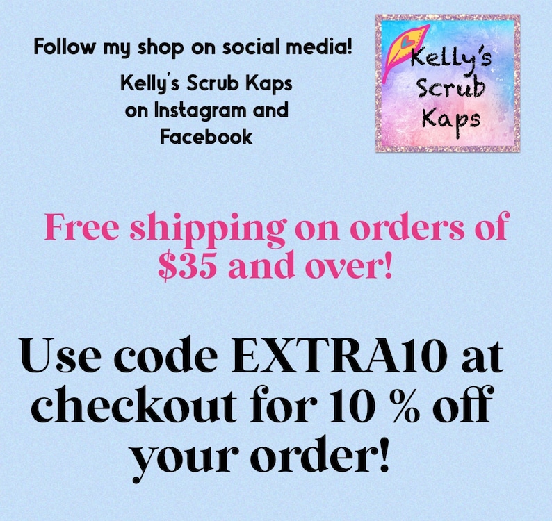 Op de afbeelding: Roze tekst op een lichtblauwe achtergrond met de tekst "Volg mijn winkel op sociale media! Kelly's Scrub Kaps op Instagram en Facebook". Een roze en wit logo met de tekst "Kelly's Scrub Kaps" staat in de rechterbovenhoek. De tekst "Gratis verzending voor bestellingen vanaf &euro; 35!" is roze. De tekst "Gebruik code EXTRA10 bij het afrekenen voor 10% korting op je bestelling!" is zwart.
