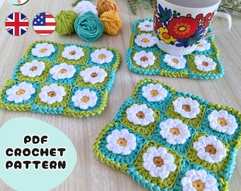 Puede incluir: Posavasos de ganchillo hechos a mano con un diseño de flores de margarita. Los posavasos cuadrados son blancos, amarillos, verdes y azules. Una taza con un diseño floral se encuentra sobre uno de los posavasos. También se ve el texto "PDF CROCHET PATTERN".