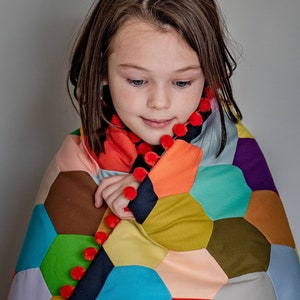 Patchwork Hexagon Quilt Handgjort i Bomull, Modern Quilt, Good Vibes Cosmic Rainbow Quilt (Handgjort Art-Quilt Patchwork Hexagon)