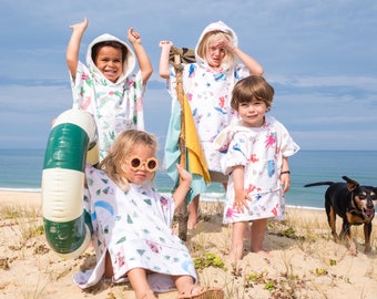 Poncho de toalla con capucha para niños hecho a mano para playa, baño, piscina y cambio de surf. Pareo de playa de Terry para niños con tema animal. Bata de baño Terry para niños pequeños