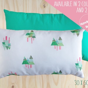 Cubierta de cojín tema bosque hecho a mano para decoración infantil en verde o rosa. Linda idea de regalo de niña. Almohada de lanzamiento de bosque para la habitación para niños.