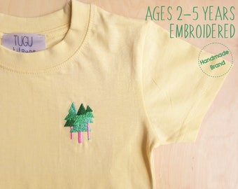 T-shirt brodé à manches courtes pour enfants en coton jaune doux avec motif boisé. Top filles, T-shirt enfants, T-shirt pour tout-petits, Âge 4 ans