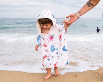 Poncho de serviette à capuche pour enfants fait à la main pour la piscine de bain de plage et le changement de surf. Couverture de plage pour enfants sur le thème des baleines de l'océan. Peignoir pour tout-petits en serviette éponge