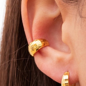 Pendientes conch ear cuff chunky facetados y martillados