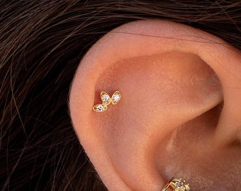 Petites boucles d'oreilles puces en forme de fleur avec 3 zircons