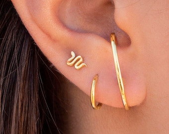 Petites boucles d'oreilles puces en forme de serpent