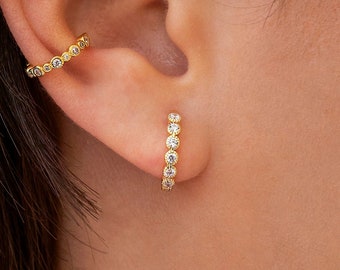 Boucles d'oreilles créoles Huggie avec zircons ronds.