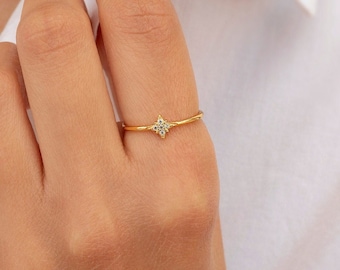 Bague fine avec étoile à 8 branches et pavé de zircones