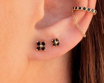 Pendientes stud pequeños en forma de flor con circonitas de color negro