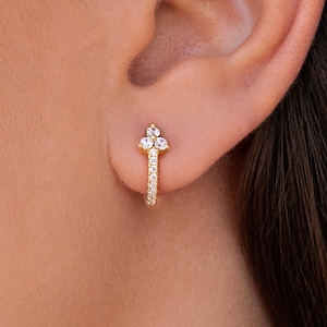 Boucles d'oreilles créoles en forme de fleur avec pavé de zircones