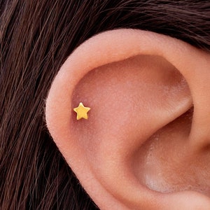 Minimalist Star Shaped Stud Earrings - Medium size