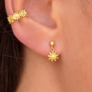 Boucles d'oreilles à tige en forme de boule avec un pendentif en forme de marguerite et des zircones