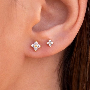 Tiny & Dainty Flower Shaped 4 CZ Stud Earrings zdjęcie 1