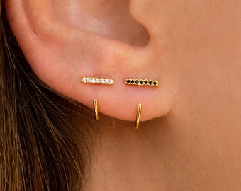 Boucles d'oreilles créoles ouvertes forme barre avec zircons noirs ou blancs