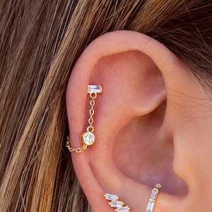 Boucles d'oreilles clous avec chaîne pendante et zircons baguette et ronds