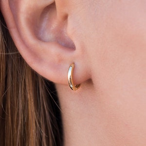 Dainty Round Edges Smooth Huggie Hoop Earrings zdjęcie 1