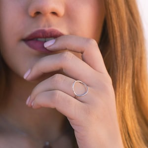 Bague grand cercle, Bague cercle, Bagues minimalistes, Bague silhouette cercle, Bagues argent, Bagues argent pour femmes image 3