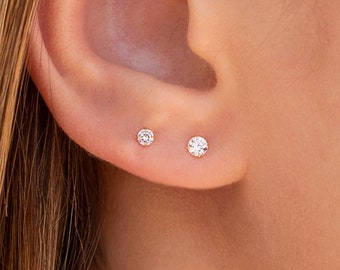 Petites boucles d'oreilles puces avec zircons à griffes invisibles - Deux tailles disponibles