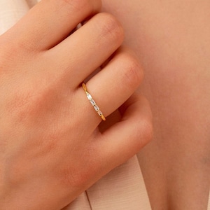Dünner Ring mit Zirkonen im Baguetteschliff, gefasst in einer Stange