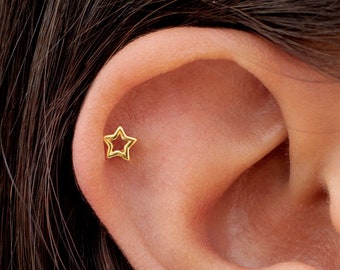 Pendientes stud pequeños en forma de estrella hueca