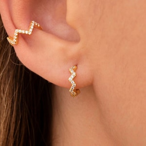 Orecchini a cerchio Huggie a zig zag con pavé di pietre di zirconi