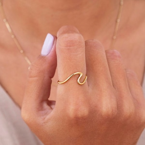 Dainty & Minimalist Sea Wave Shaped Silver Ring zdjęcie 1