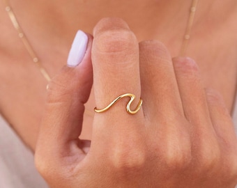 Anillo minimalista en forma de ola de mar