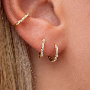 Boucles d'oreilles créoles Huggie avec pavé de zircones image 1