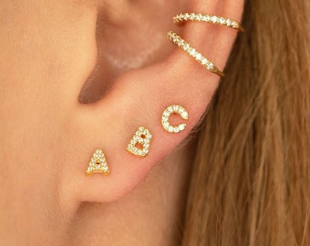 Boucles d'oreilles puces petites lettres initiales avec zircons