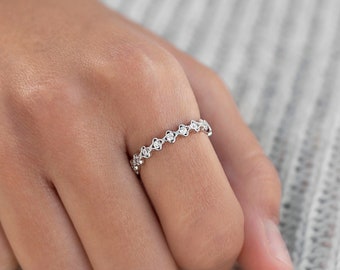 Bague fine losange avec zircons