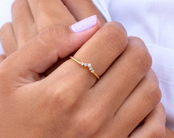 Bague fine avec petits zircons en forme de V