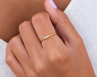 Anillo fino con circonitas pequeñas en talla baguette y redonda