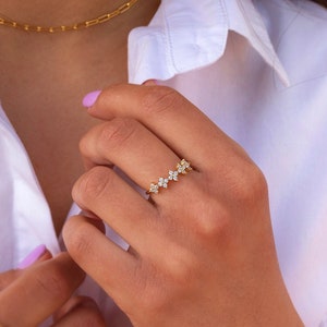 Anello con zirconi a forma di fiore